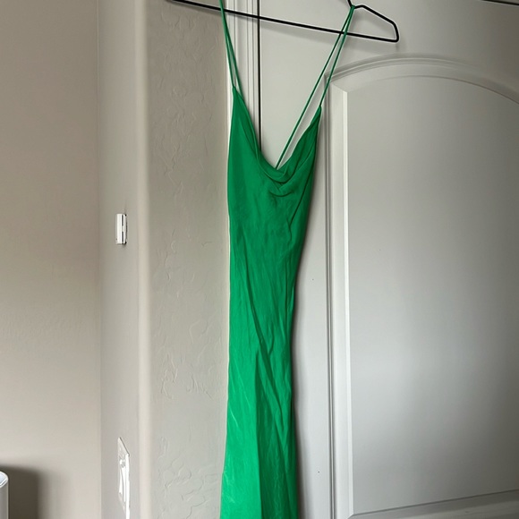 Zara satin like effect green backless mini dress - Picture 4 of 4